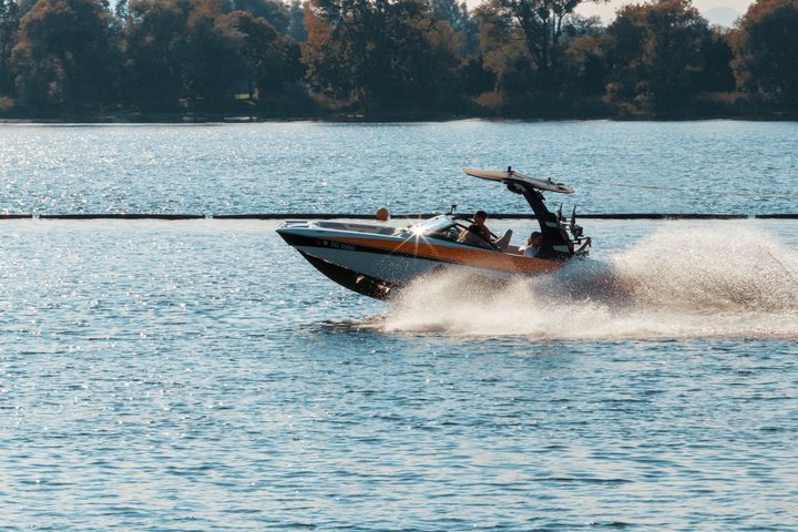 Barcă cu motor Bayliner VR5