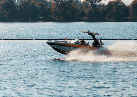 Barcă cu motor Bayliner VR5
