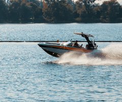 Barcă cu motor Bayliner VR5